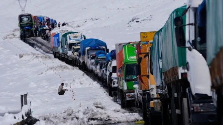 Una inusual nevada en Bolivia paralizó el tránsito y obligó a cerrar terminales y aeropuertos.