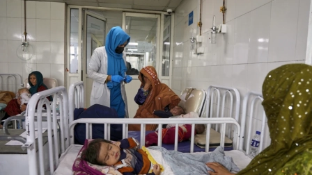 Madres e hijos en la sala de un hospital a la espera de atención.