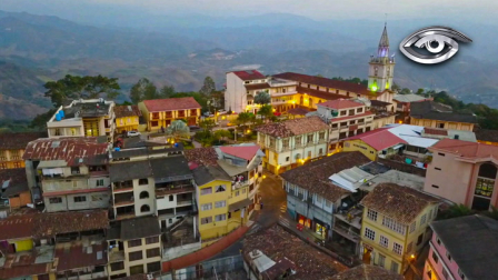 Con su icónica sirena diaria, calles empinadas y casas republicanas de madera, Zaruma deslumbra mucho más allá de su riqueza de oro. Recorremos este Patrimonio de la Humanidad, una de las ciudades más antiguas y fascinantes del Ecuador.