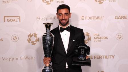 Bruno Fernandes, posa con el premio al Jugador del Año de la PFA (categoría masculina) y como integrante del equipo del año, entre bastidores durante la ceremonia de entrega de premios de la Asociación de Futbolistas Profesionales (PFA) de la temporada 2025-2026, en el Opera House de Manchester (noroeste de Inglaterra), el 25 de agosto de 2026.