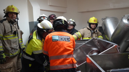 Bomberos acudieron a una fábrica en la vía a Daule para rescatar a un hombre atrapado, pero confirmaron que la víctima ya no tenía signos vitales.