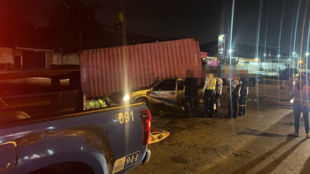 Equipos de emergencia acudieron al sitio para atender a una persona que quedó atrapada