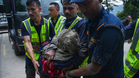 Más de 290 extranjeros están incomunicados en Nepal luego de que un torrente de lodo arrasara la localidad de Syabrubesi.