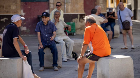 Un grupo de personas mayores en Cádiz, el 4 de agosto de 2026.