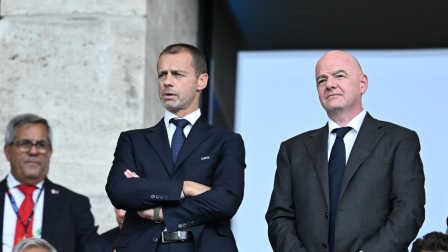 El presidente de la UEFA, Aleksander Ceferin (izq.), y el presidente de la FIFA, Gianni Infantino, asisten al partido de octavos de final de la Eurocopa 2024 entre Suiza e Italia en el Estadio Olímpico de Berlín, el 29 de junio de 2024.