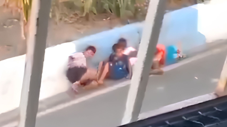 Niños corren y se refugian durante intensa balacera en Guayaquil.