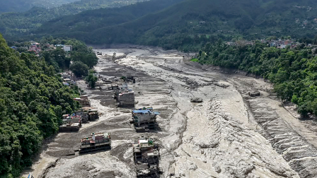 Varias casas quedaron parcialmente sumergidas en agua fangosa a lo largo de la ribera de un río tras las inundaciones repentinas en Trishuli Bazar, en el distrito de Nuwakot, Nepal, el 26 de agosto de 2026.