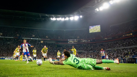 El portero brasileño del Fenerbahçe, Ederson (n.º 31, a la derecha), se lanza para detener el balón durante el partido de vuelta de la eliminatoria de clasificación para la Liga de Campeones de la UEFA entre el Olympique Lyonnais (OL) y el Fenerbahçe