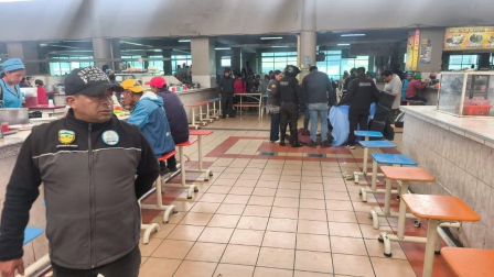 Adulto mayor muere tras atragantarse mientras comía en mercado de Ambato.