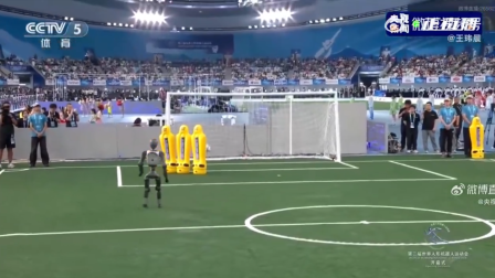 Un robot humanoide sorprendió al marcar de tiro libre y luego celebrar como 'CR7'.