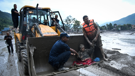 Los rescatistas utilizan una excavadora para transportar a un sobreviviente tras el desaste en el distrito de Nuwakot de Nepal.