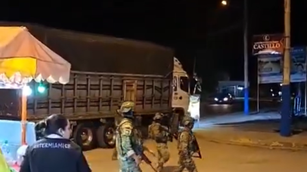 Saquean un camión de cebollas en Huaquillas tras agredir a militares en operativo anticontrabando