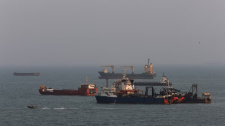 Un grupo de barcos varados en el estrecho de Ormuz.