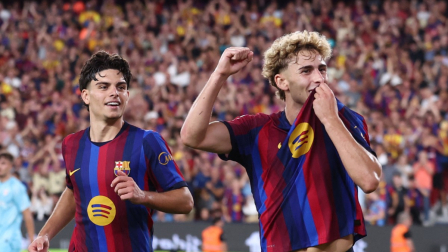 El centrocampista español del Barcelona Fermín López (n.º 7, a la derecha) celebra el segundo gol de su equipo durante el partido de la liga española de fútbol entre el FC Barcelona y el Athletic Club de Bilbao en el estadio Camp Nou de Barcelona,