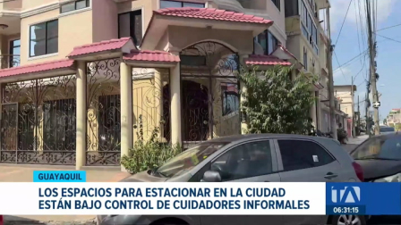 Los espacios públicos para estacionar permanecen condicionados por cobros no regulados, obligando a los conductores a pagar para dejar sus vehículos en la vía. Un reportaje de Camila Guevara