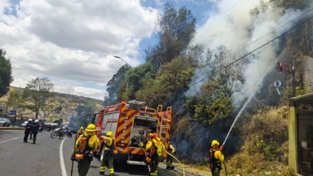 Cuerpo de Bomberos Quito controla incendio forestal en el sector de Monjas.