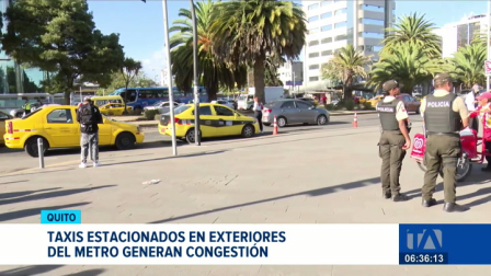 La presencia constante de taxis detenidos en los exteriores de las estaciones del metro generan tráfico. Ciudadanos exigen la presencia de agentes de tránsito. Un reportaje de Estefanía Vaca