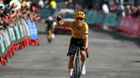 El ciclista noruego del equipo Uno-X Mobility, Tobias Johannessen, celebra al cruzar la meta en segundo lugar en la séptima etapa de la Vuelta a España 2026, una carrera de 149,8 km entre Vall d'Alba y Aramón Valdelinares, el 28 de agosto de 2026.