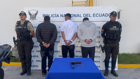 Disparos en vía pública causaron alarma en el sur de Quito: la Policía detuvo a los sospechosos.