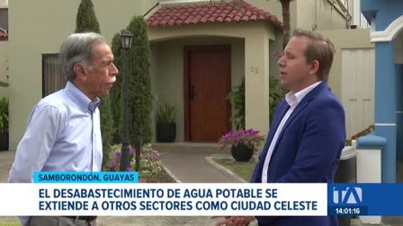 Residentes de la zona denuncian baja presión y falta de suministro en sus domicilios, viéndose obligados a abastecerse mediante camiones cisterna. Un reportaje de Ever Moreira