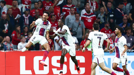 El defensa brasileño del PSG, Marquinhos (n.º 5, a la izquierda), celebra tras marcar el segundo gol de su equipo durante el partido de la Ligue 1 francesa entre el Lille LOSC y el Paris Saint-Germain (PSG) .