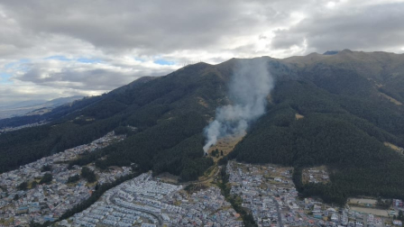 Incendio en El Pinar Alto genera columna de humo en el norte de Quito.