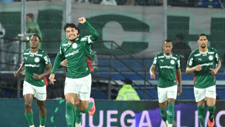 El defensa paraguayo #15 del Palmeiras, Gustavo Gómez, celebra tras anotar el gol inicial durante el partido de vuelta de los octavos de final de la Copa Libertadores entre Cerro Porteño de Paraguay