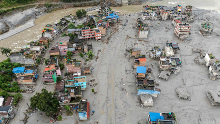 Los equipos de rescate en Nepal y China siguen luchando este sábado por localizar a miles de personas