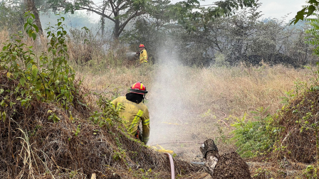 50 bomberos en Guayaquil movilizados por incendio en la av. Narcisa de Jesús