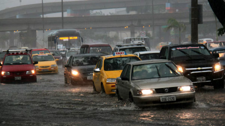 Imagen Referencial. El Municipio de Guayaquil recomienda teletrabajo ante posibles inundaciones y problemas de movilidad.