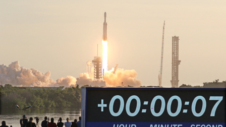El cohete Falcon Heavy de SpaceX despega del Complejo de Lanzamiento 39A con el Telescopio Espacial Nancy Grace Roman de la NASA