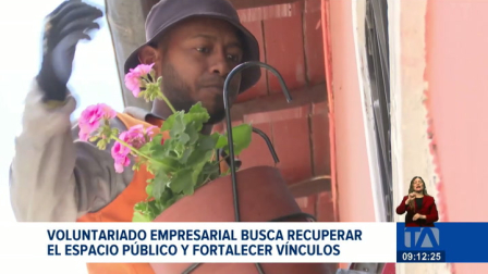 Más de 100 participantes apoyados por la empresa privada pintaron frentes de viviendas patrimoniales y colocaron geranios en los balcones del centro de Quito. Un reportaje de Nathalie Jiménez