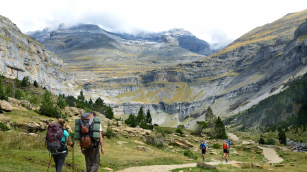 Equipos especializados realizan rescates en zonas de montaña ante emergencias o accidentes durante excursiones.