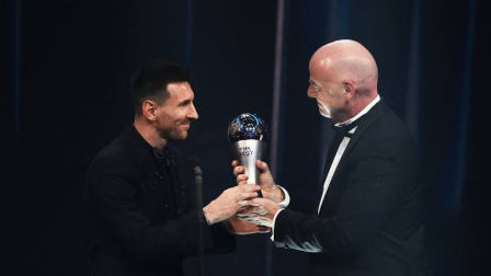 Messi y Gianni Infantino, de la FIFA, en la entrega de un reconocimiento.