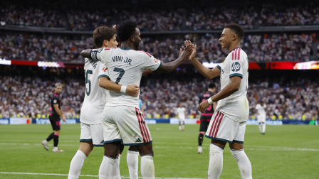 Estadio Santiago Bernabéu, Madrid, España - 30 de agosto de 2026. Arda Güler, del Real Madrid, celebra el cuarto gol de su equipo junto a Vinícius Júnior y Kylian Mbappé.