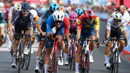 El ciclista francés del equipo Groupama-FDJ, Bastien Tronchon (centro), celebra su victoria en la décima etapa de la Vuelta a España 2026 —una carrera de 184,7 km entre Alcaraz y Elche de la Sierra— el 1 de septiembre de 2026.