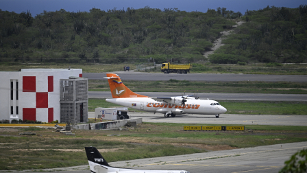 Un avión de Conviasa, la aerolínea más grande de Venezuela, y un jet en la pista durante la reapertura del Aeropuerto Internacional Simón Bolívar en Maiquetía.