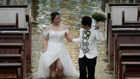 Una pareja de novios se dieron el 'sí acepto' en medio de inundaciones en Filipinas.