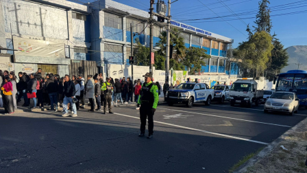 Agentes de la Policía estuvieron presentes en los exteriores de los colegios por el regreso a clases en la Sierra y Amazonía