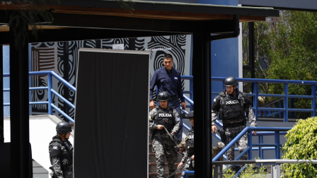 Personal de la Unidad Antiexplosivos de la Policía verificó que no hay explosivos en la universidad.