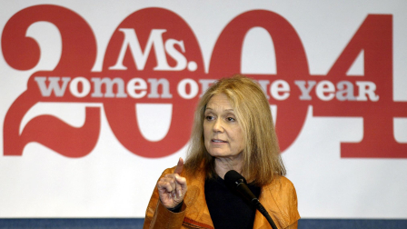 Gloria Steinem en un discurso durante la entrega de premios a las ganadoras del galardón «Mujer del Año 2004»