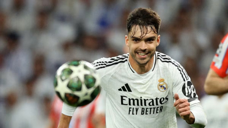 Raúl Asencio en un partido con el Real Madrid.
