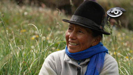 Doña Empera, una mujer campesina de Cotopaxi saltó a las redes, transformando las labores cotidianas de la tierra y la cocina a leña en un fenómeno viral. Entre el cuidado del ganado y arriesgados vuelos en parapente, comparte una autenticidad que cautiva a millones. Le contamos su historia.