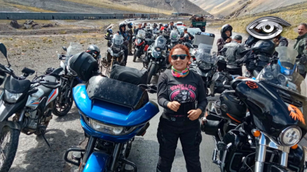 Lucía Orbe recorrió veinticinco mil kilómetros a lo largo de ocho países y cinco meses de carretera, convirtiéndose en la primera mujer ecuatoriana en llegar en moto y en solitario hasta Ushuaia. Su viaje desafió climas extremos, imprevistos mecánicos y los prejuicios alrededor de un entorno tradicionalmente masculino.