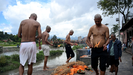 Familiares realizaron ritos hindúes nepalíes para la cremación de efigies de hierba Kush durante funerales simbólicos celebrados en honor a las víctimas de las inundaciones