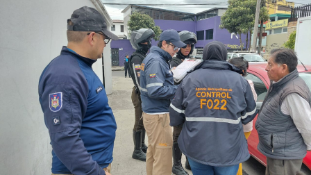 Funcionarios municipales de la AMC durante las intervenciones realizadas en los alrededores de universidades en Quito.