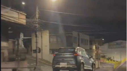 Momento en que un vehículo circula por la Av. Velasco Ibarra en contravía.