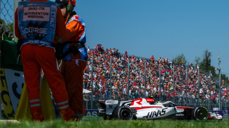 El piloto británico del equipo Haas F1, Oliver Bearman, pilota durante la primera sesión de entrenamientos libres del Gran Premio de Italia de Fórmula 1 en el circuito de Monza, en el norte de Italia, el 4 de septiembre de 2026. (Foto de Andrej ISAKOVIC / AFP)