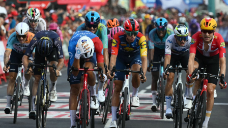 El ciclista francés del equipo Groupama-FDJ, Bastien Tronchon, reacciona tras ganar la décima etapa de la Vuelta a España 2026 —una carrera de 184,7 km entre Alcaraz y Elche de la Sierra— el 1 de septiembre de 2026.
