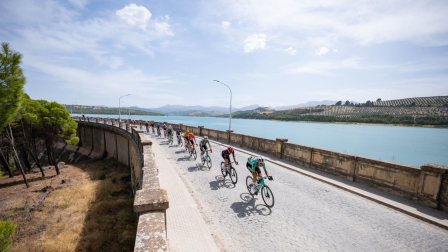 El ciclista belga Wout Van Aert ganó este viernes la 13ª etapa de la Vuelta a España entre Almuñécar y Loja (Andalucía, sur), tras la que el español Enric Mas sigue líder de la genera